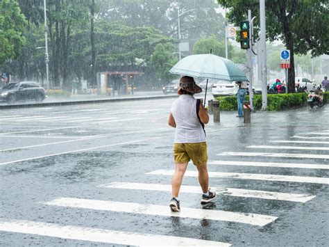 晚上下大雨|天氣／17縣市大雨特報！對流迎雷雨彈 「下到晚上」全台雨區曝